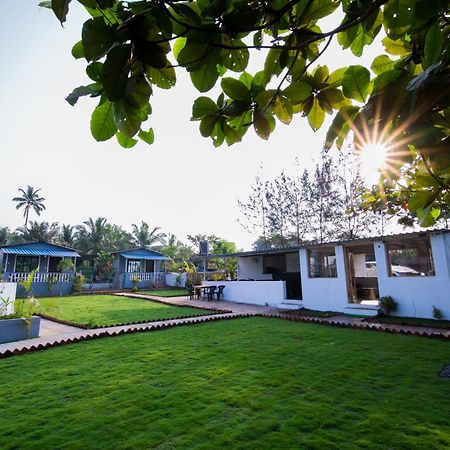 Treebo Lands End Beach Resort Морджим Экстерьер фото
